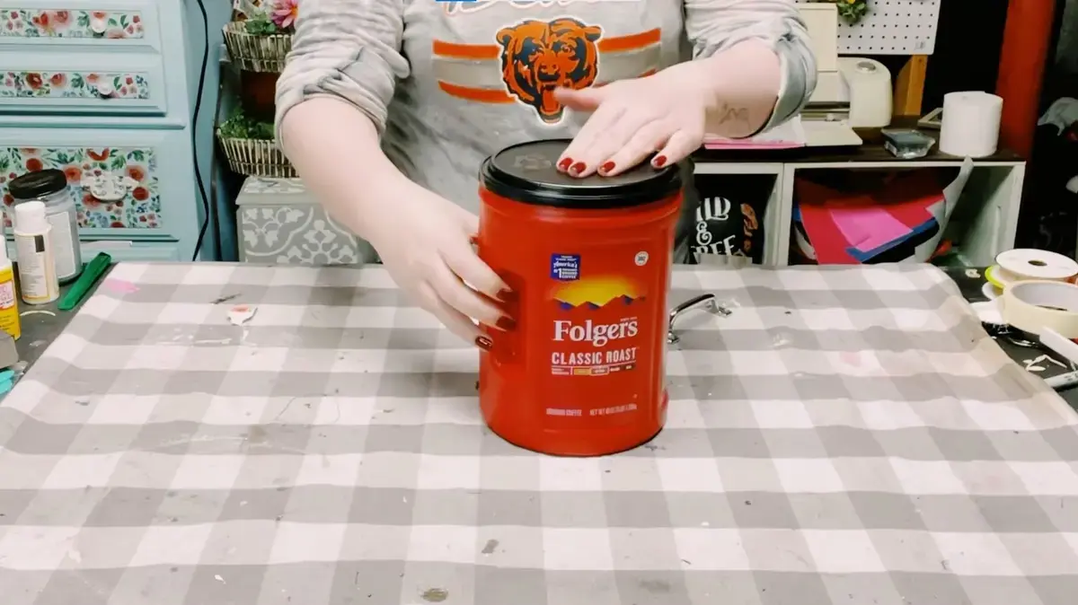 12 moduri geniale de a reutilizare recipientelor de cafea în casă