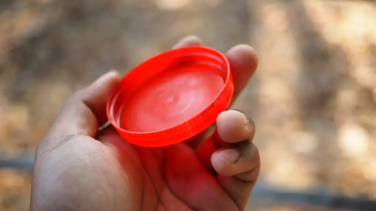 Cum capacele de plastic pot organiza ustensilele de bucătărie