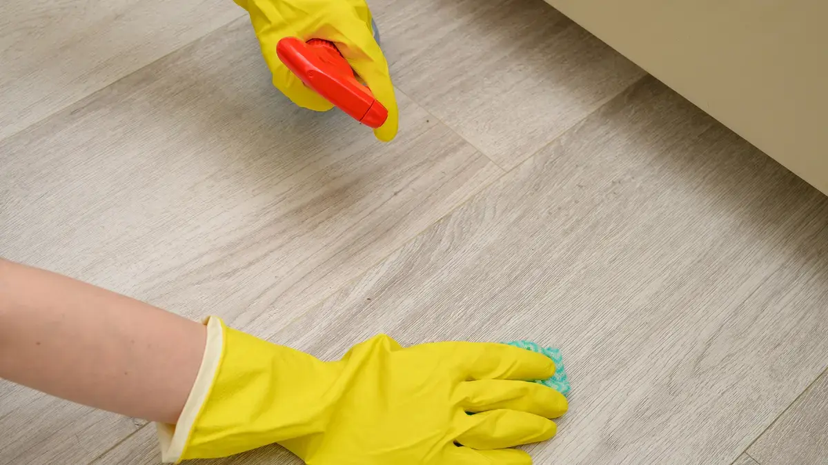 Curăţarea în siguranţă a podelelor din lemn: alternative la oţet