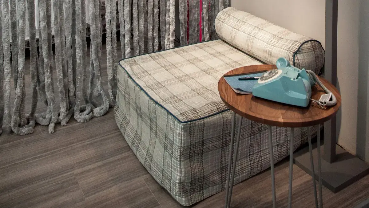 Designerii optează pentru mese de cafea compacte, redefinind livingul