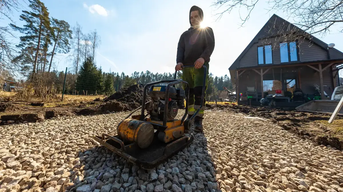 Drumuri de pietriș: Întreținere eficientă, fără costuri mari