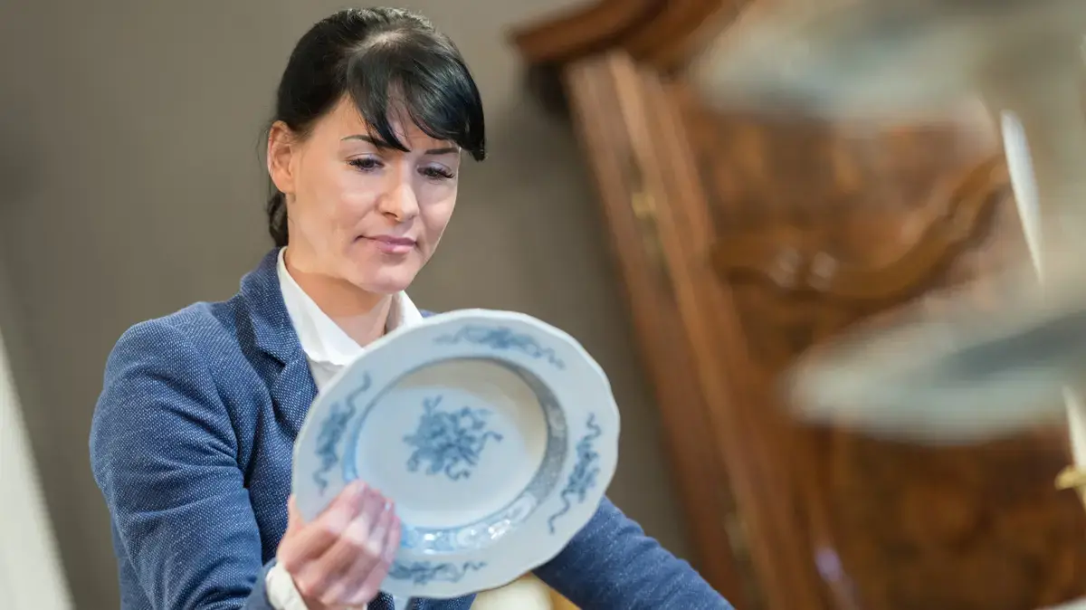 Femeia transformă farfuriile vechi în soluții elegante de depozitare, folosind mânere de ușă.