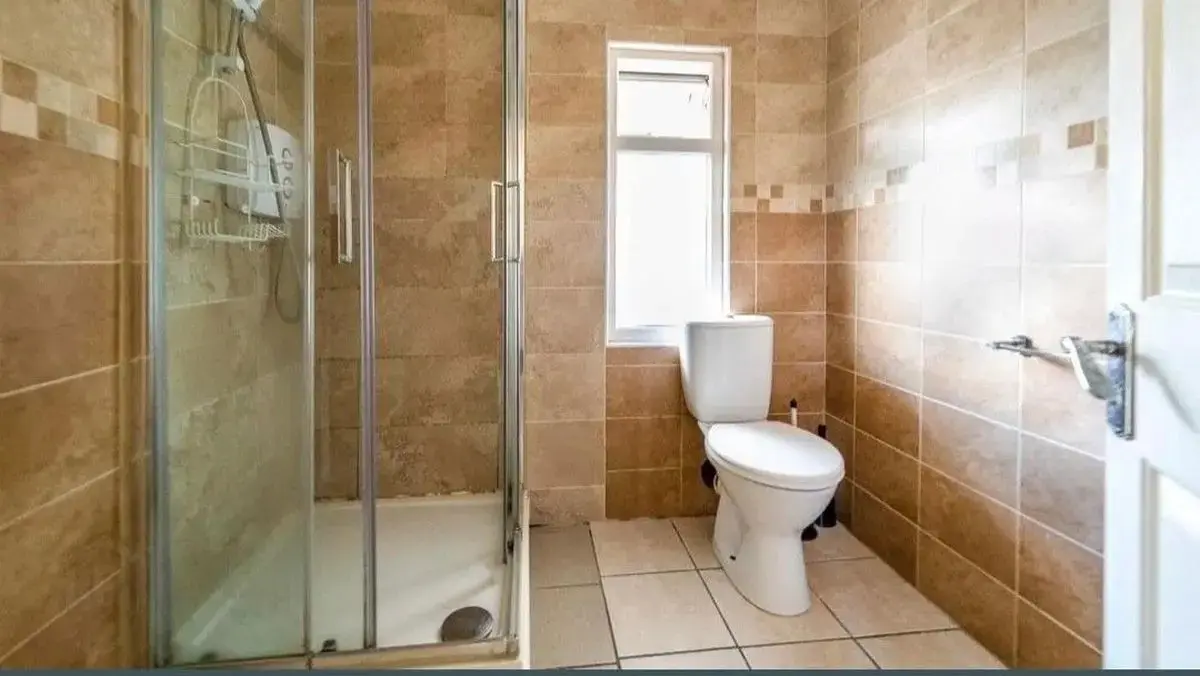 Transformarea unei băi bej într-o oază verde închis