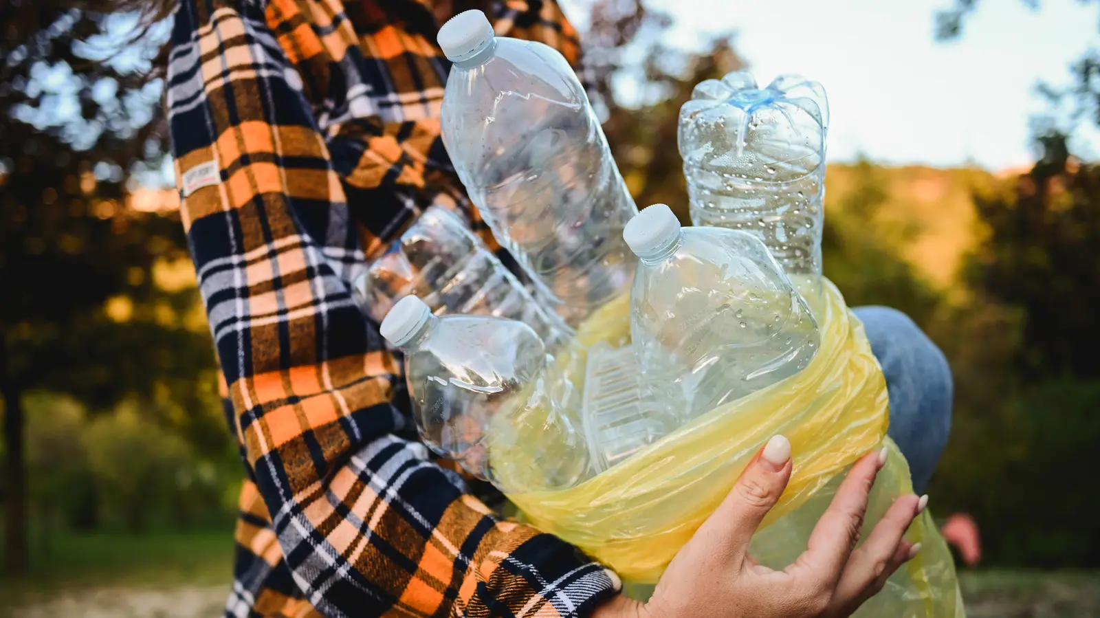 Nu arunca sticlele de plastic — le poți transforma într-un suport frumos pentru hârtie igienică
