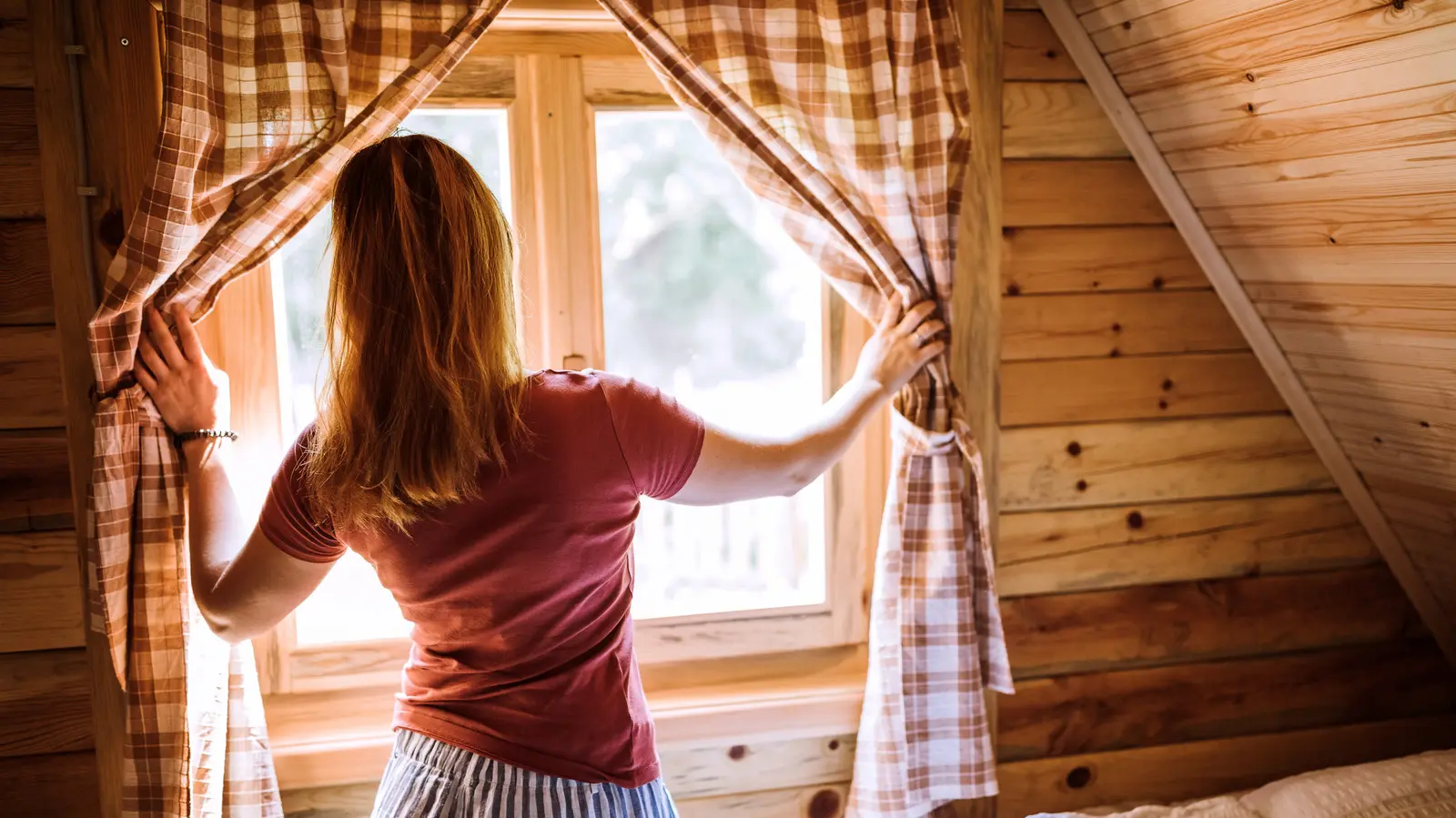 Înlocuiește perdelele cu ramuri: o idee DIY rustică pentru ferestre