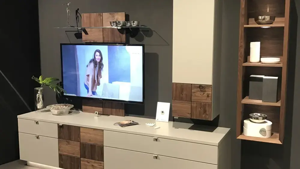 Peretele integrat înlocuiește dulapul sub TV: mobilia de zi face un pas în față
