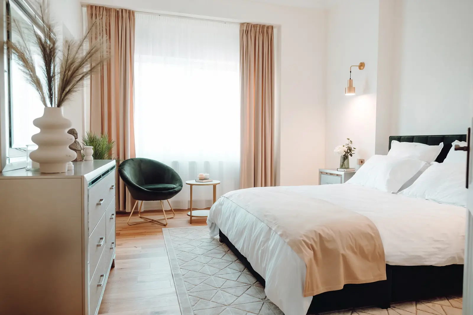 6 greșeli în dormitor care fac designerii să se întoarcă cu fața