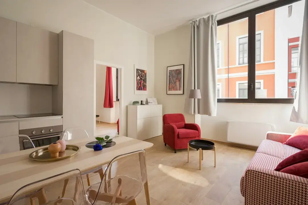 Acest mic apartament are un tavan de 13 picioare și este un spațiu uimitor
