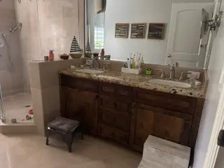 Baia de familie cu stil clasic și duș practic: soluția pentru trei băieți