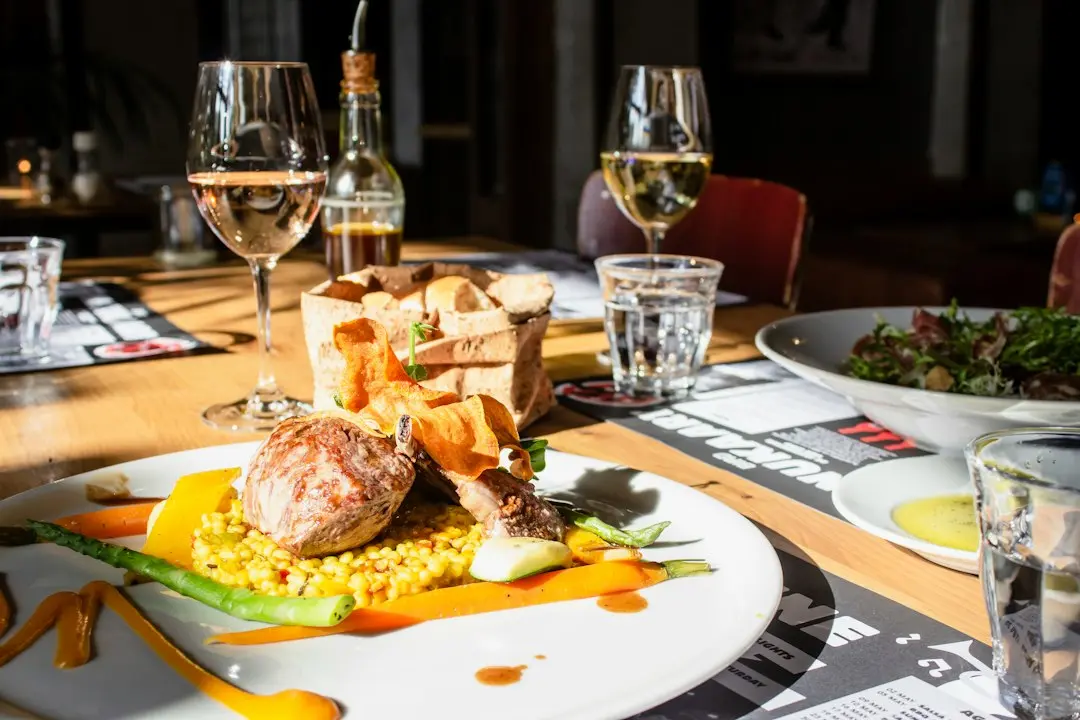 Piesa de rezistență din dining: Candelabrul floral modelat manual din argilă