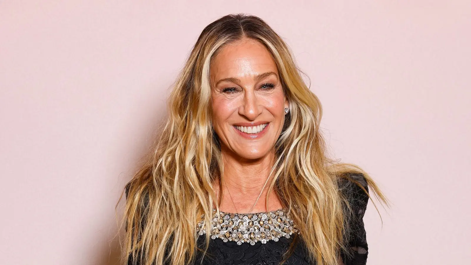 Colecția Eclectic China a lui Sarah Jessica Parker transformă bucătăria într-o galerie de culoare