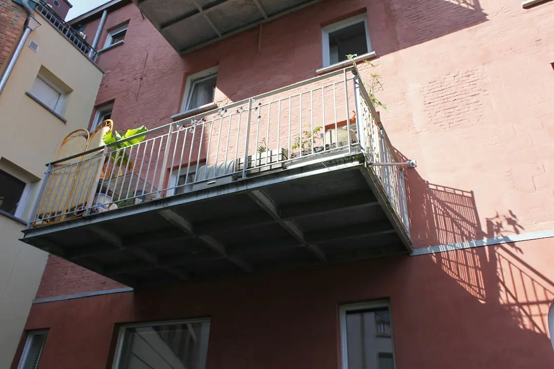 Cum 5 tineri au transformat un balcon întunecat într-un salon exterior