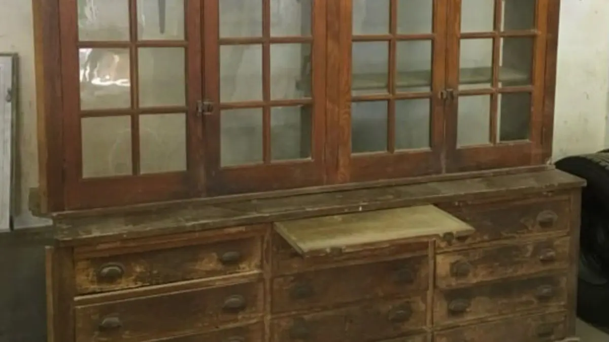 Cum a salvat o proprietară o vitrină veche transformând-o în piesa centrală a bucătăriei