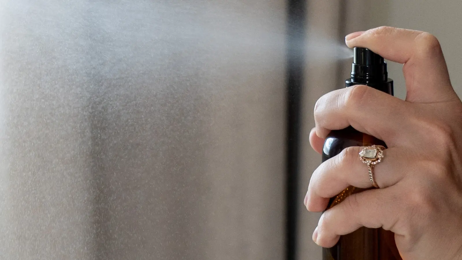 Cum să curăți cortinele cu un spray de alcool diluat