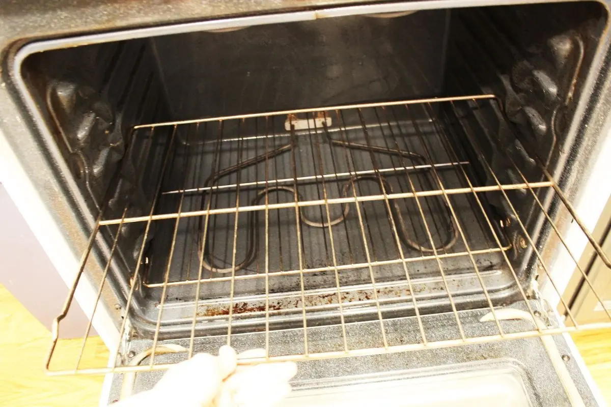 Cum să curăți rackurile de cuptor fără efort, chiar și în baie