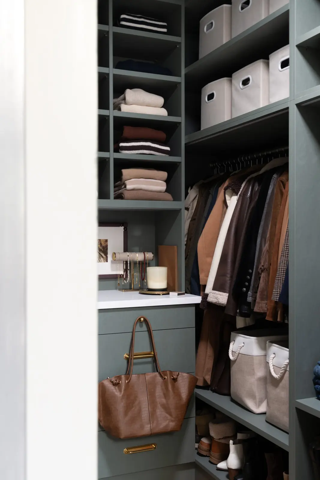 Cum să-ți transformi dressingul într-un spațiu perfect organizat