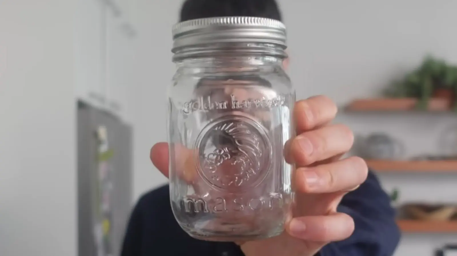 Cum transformi borcanele vechi în accesorii rustice pentru o cămară ca la reviste