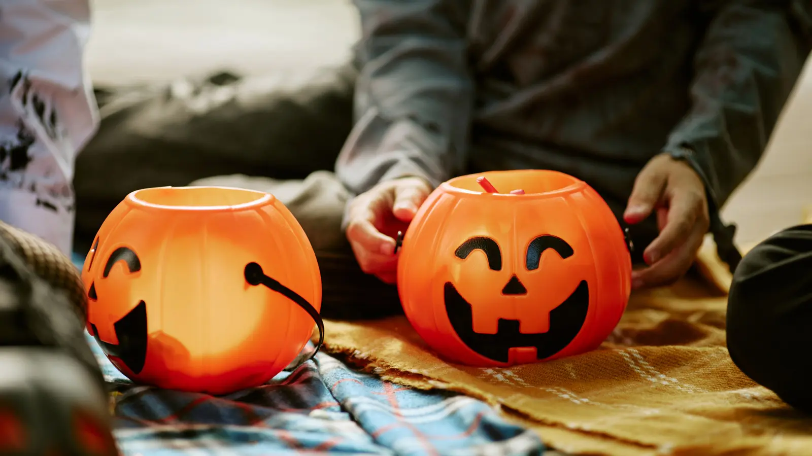 Transformă lămpile obișnuite în lanterne magice de Halloween cu un buget minim