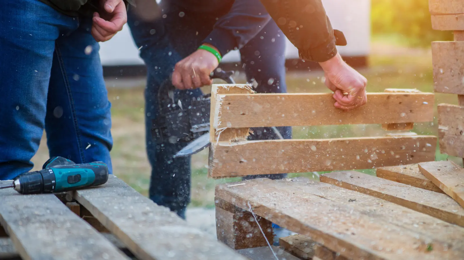 Cum să transformi paleții vechi într-un suport ingenios pentru apa de ploaie