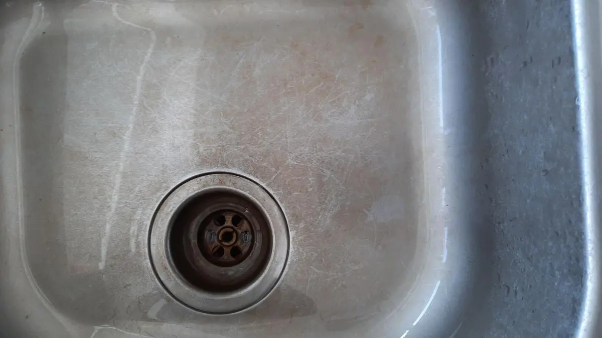 Adio, pete dificile! Trucul simplu cu tableta de vase care îți lasă chiuveta ca nouă
