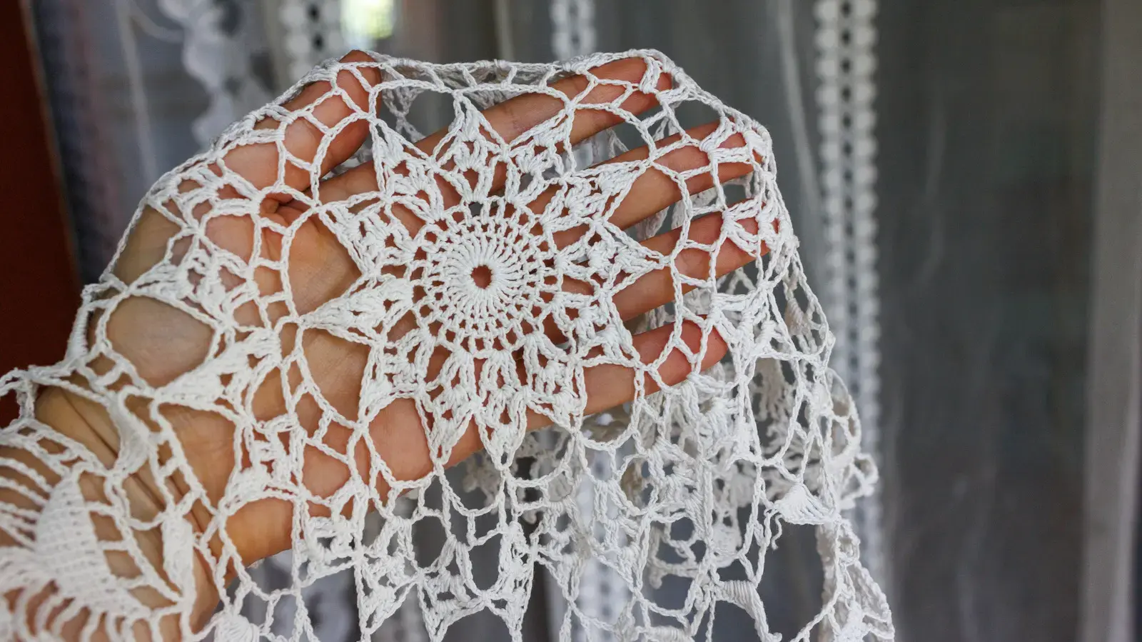 Decor de fantomă vintage cu doilies și cercuri de bordură