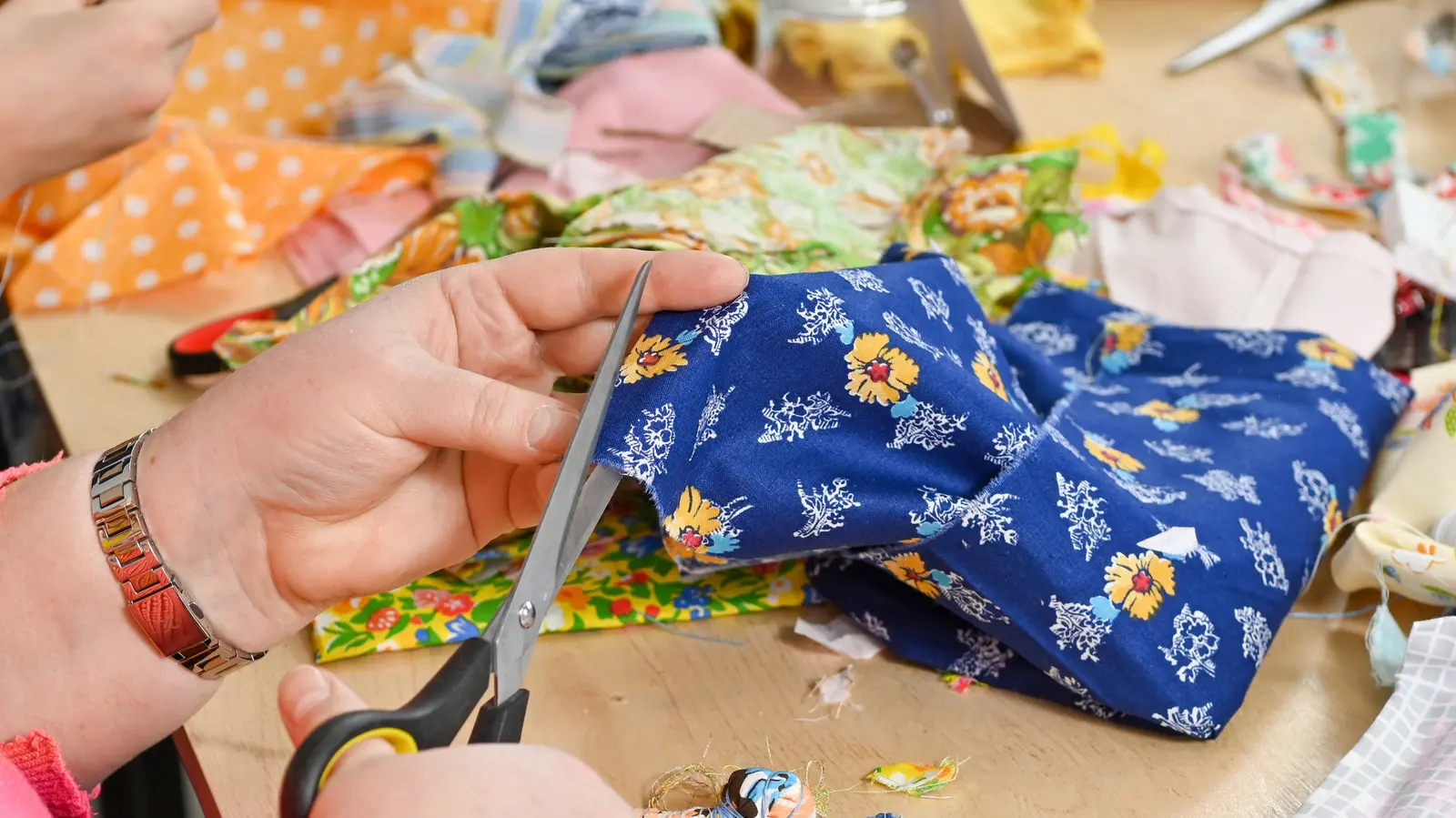 Resturi textile: Cum transformi bucatile rămase într-un decor de ușă spectaculos