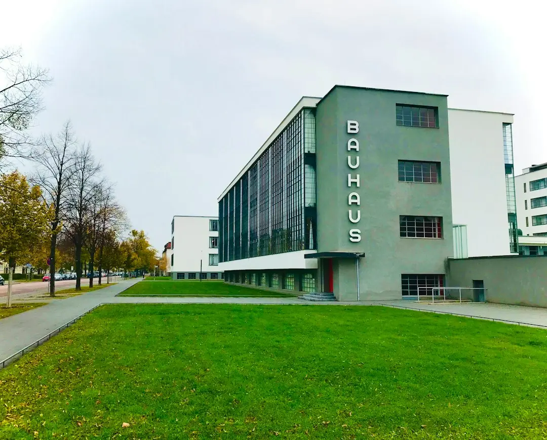 Depozitul ascuns sub pat transformă spațiul mic într-un refugiu generos