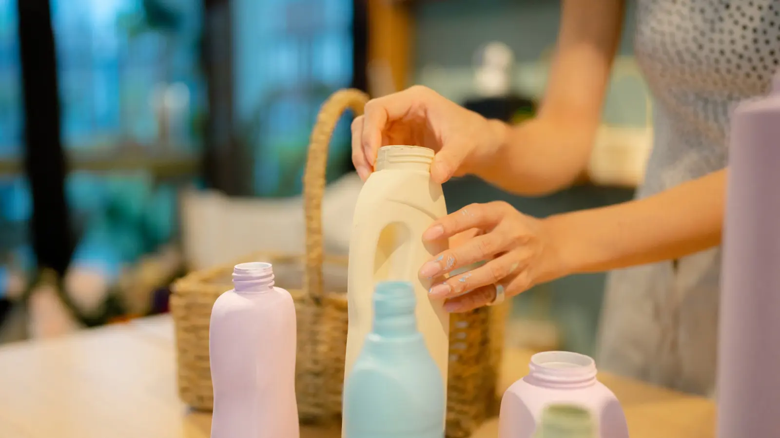 De la sticlă la artă: Cum transformi sticlele de detergent în vase de design