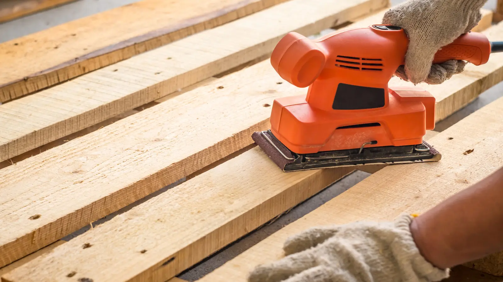 Palleturi reciclate: un creator DIY transformă lemnul abandonat în mobilier compact