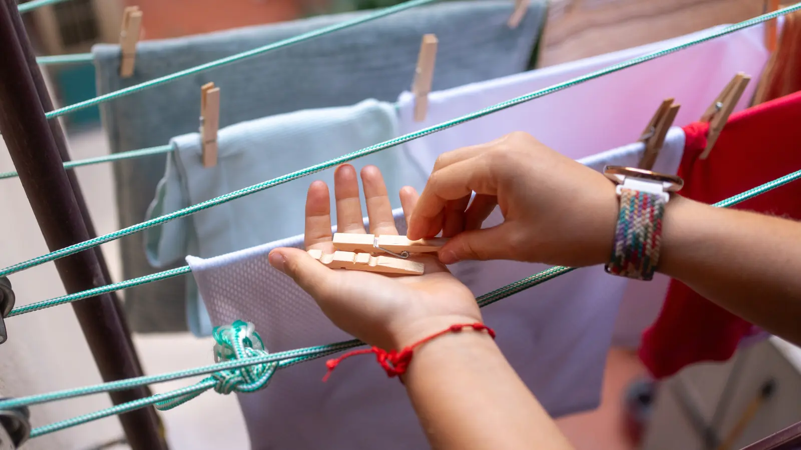 Din clipuri de rufe la organizator de bucătărie: un DIY simplu
