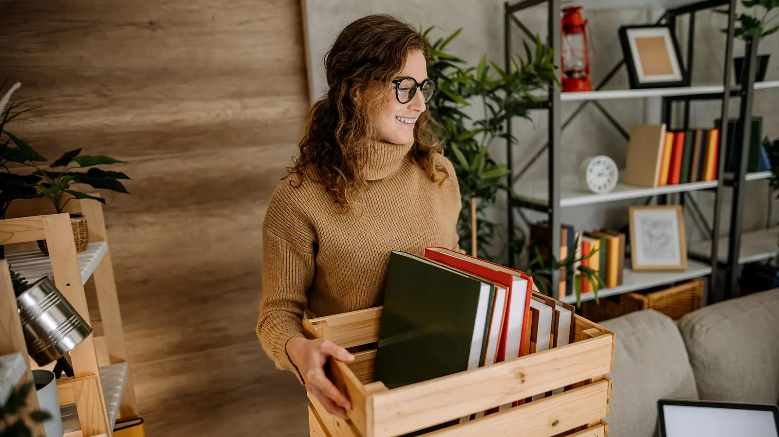 Cum să transformi cutiile de carton plictisitoare în piese chic de decor