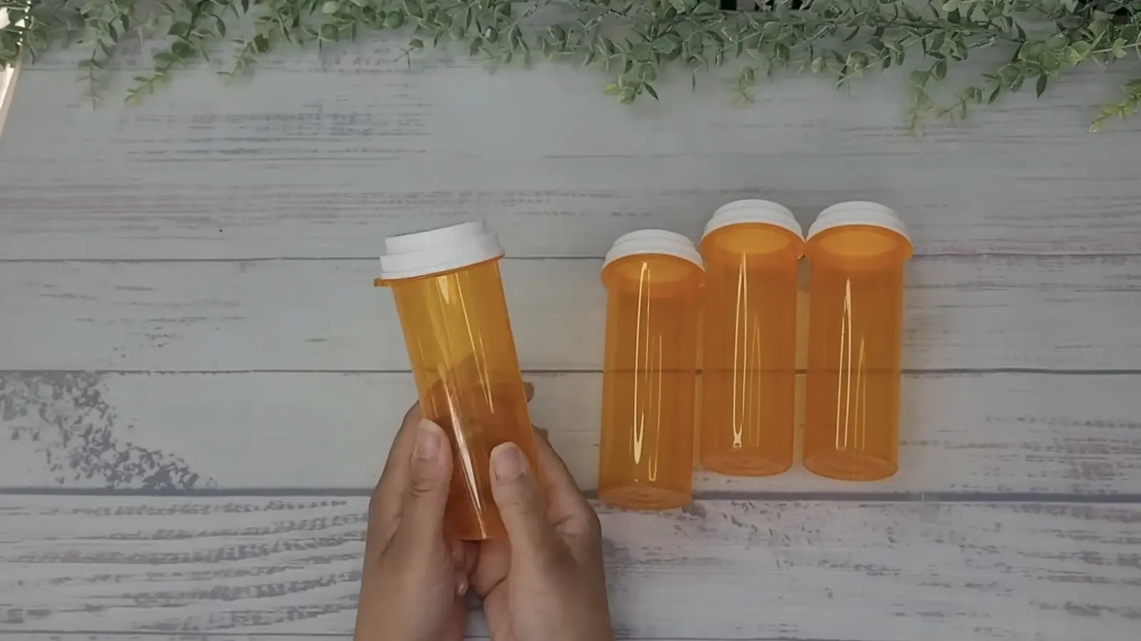Cum să transformi banalele flacoane de medicamente în decorațiuni vintage