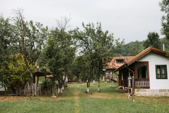 Ferma de sub Penteleu: un weekend în satul care se readuce la viață, casă cu casă