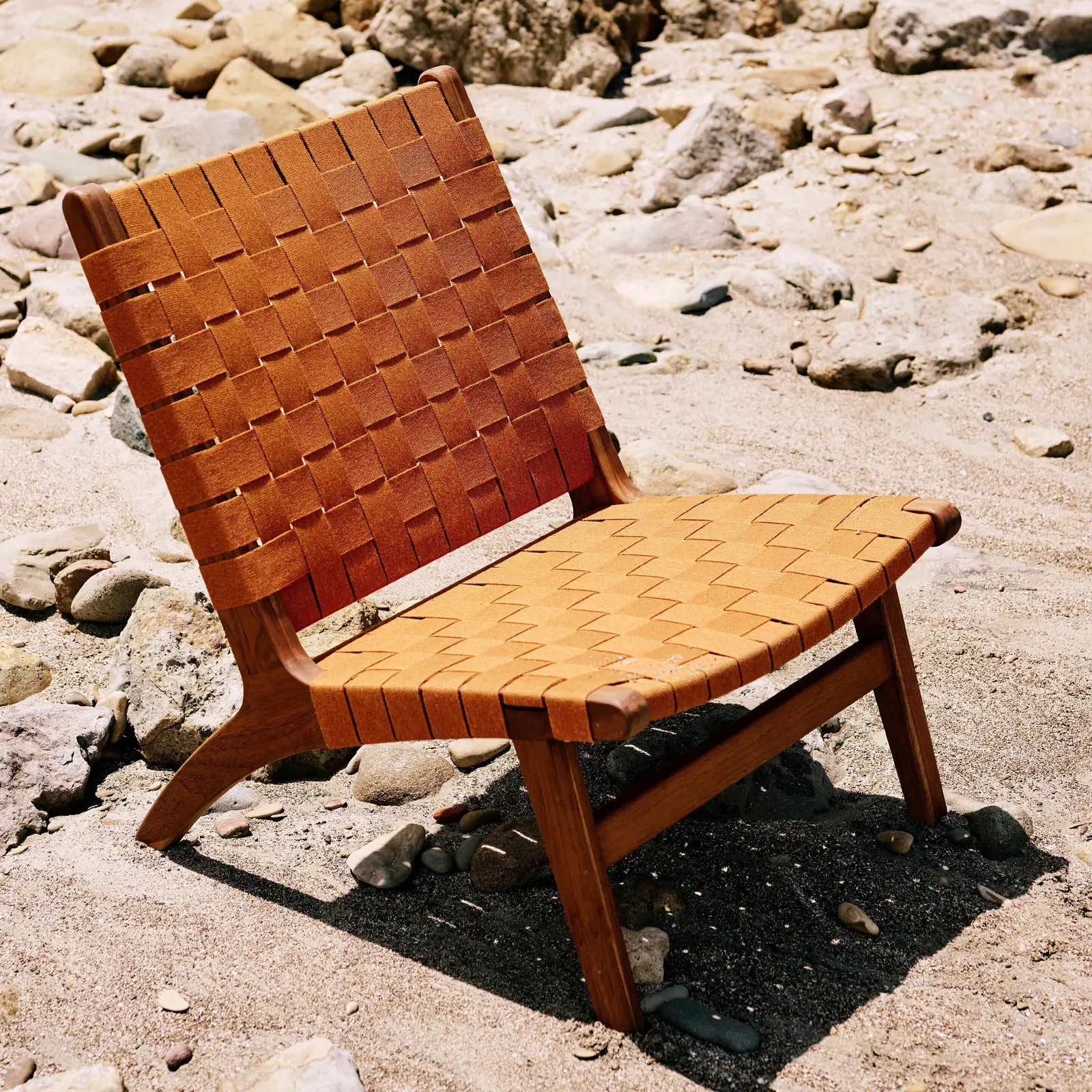 Mobilier de exterior din tec și cordaj, lansat de designerul Abril Zepeda