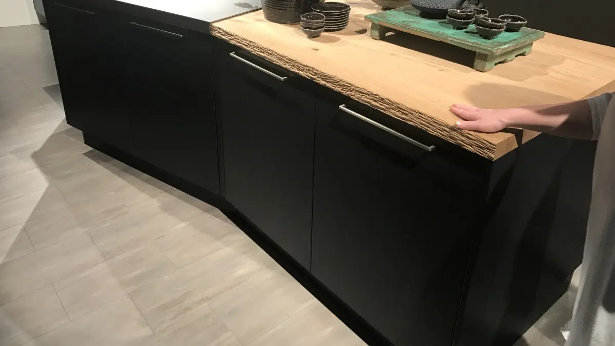 Insulă de bucătărie în trei zone: lemn, inox și eficiență