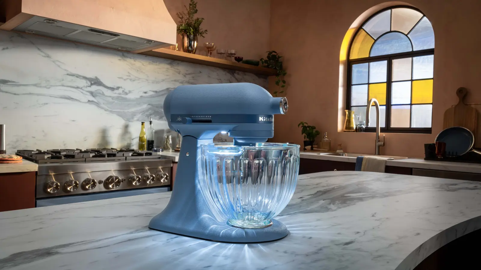 Lumina care transformă bucătăria: noul KitchenAid Luminaire