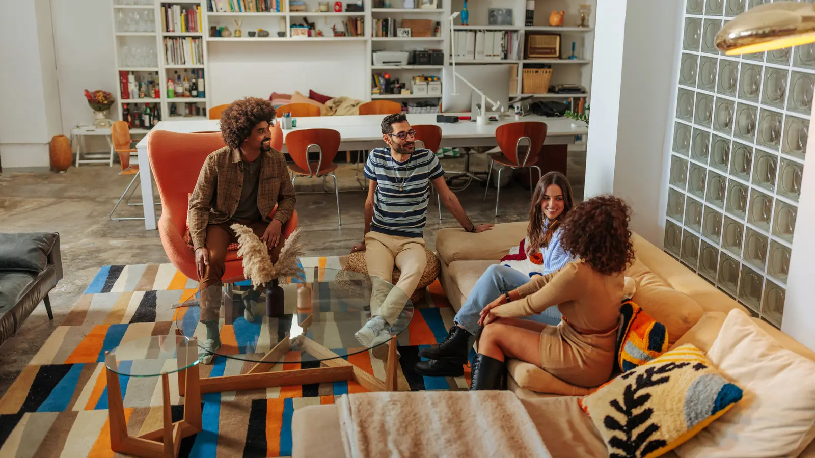 Livingul modern adoptă stilul „Conversation Pit” pentru vibrații calde