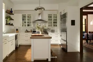 Mobilier din lemn natural domină tendințele actuale în designul bucătăriilor