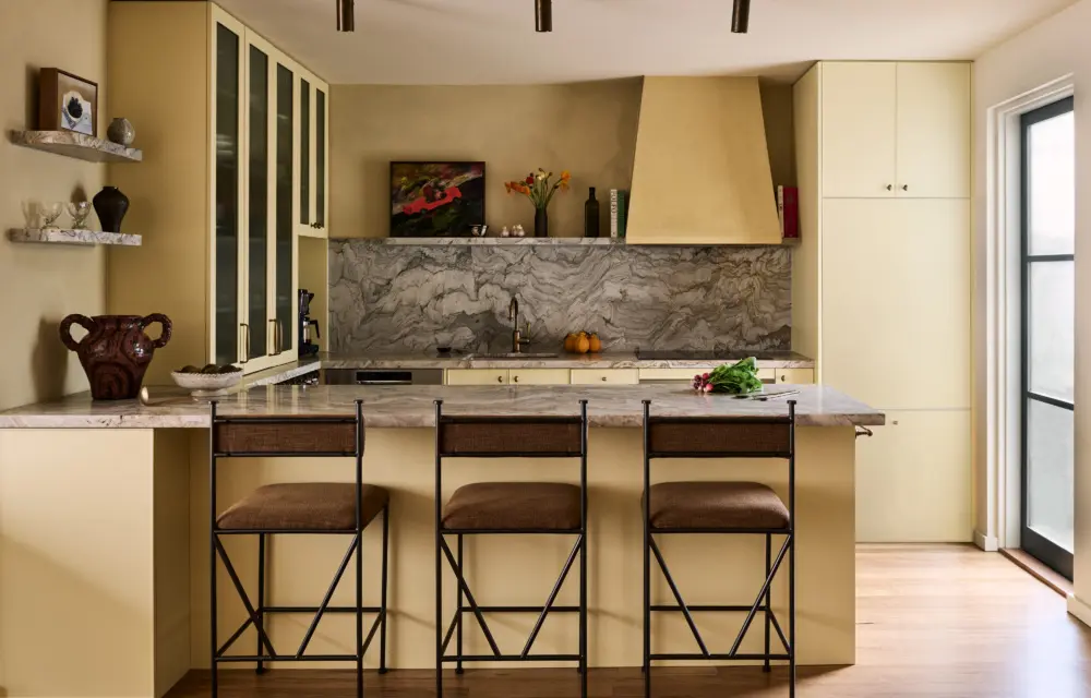 O modernă cottage-inspirat renovare pentru casa de familie a unui artist