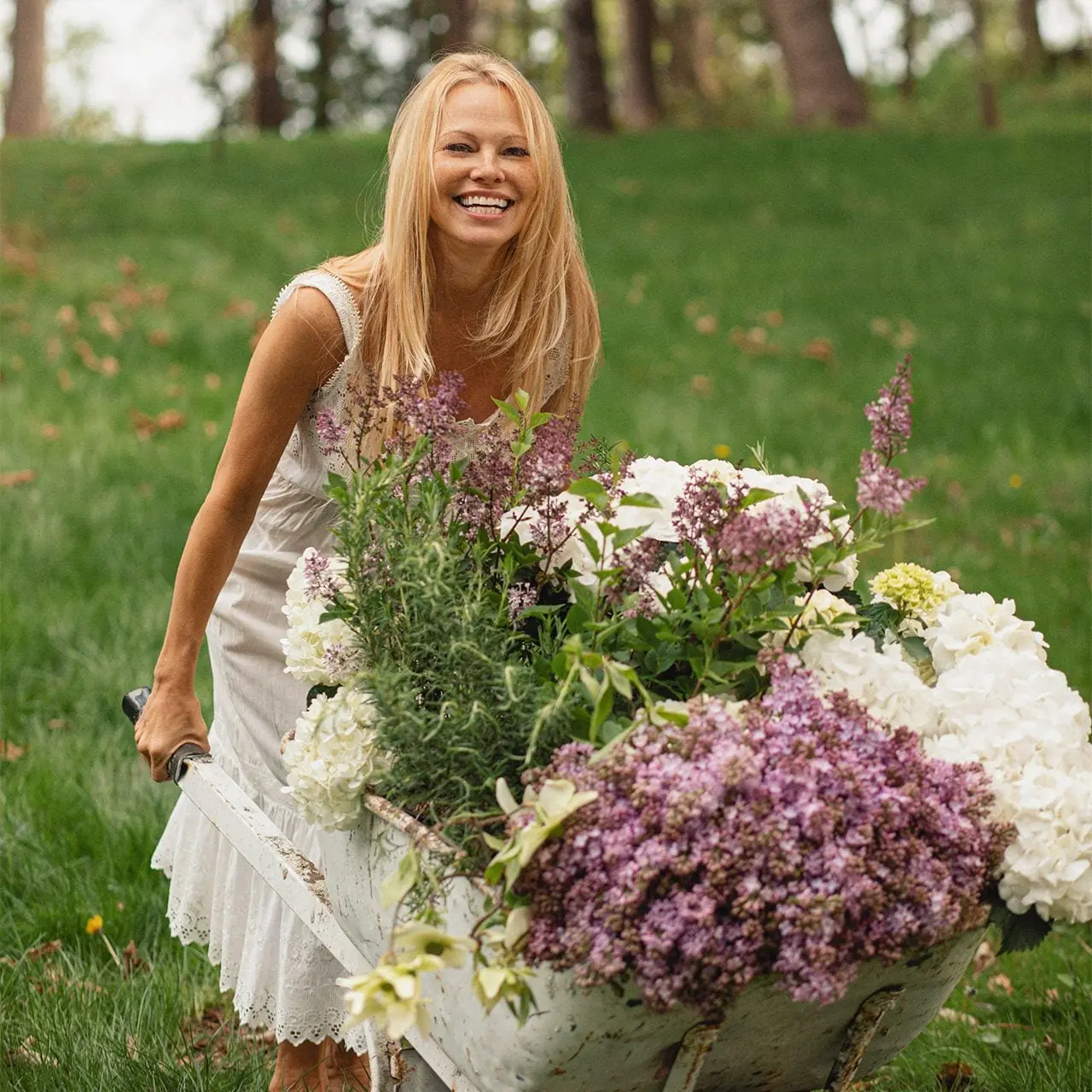 Pamela Anderson reimaginează grădina bunicilor: design și sustenabilitate