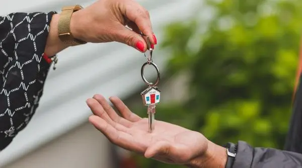 Părinții primesc îngrijire în schimbul casei: o alternativă de transfer de proprietate pentru vârstnici