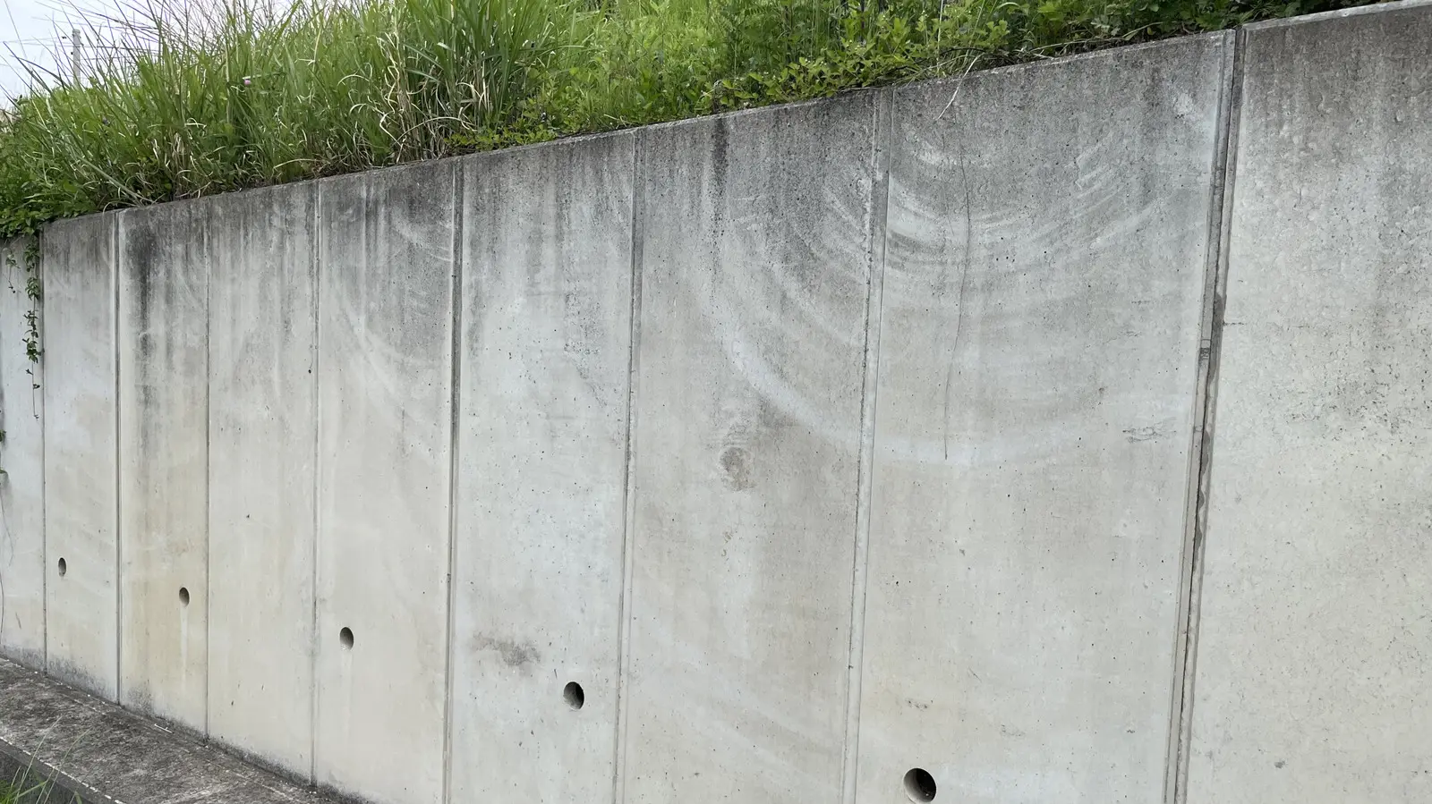 Piatră naturală: alternativa durabilă la beton pentru ziduri de menținere