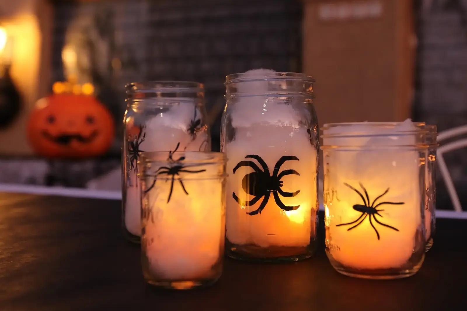 Decoruri de Halloween ieftine: idei simple din obiecte de zi cu zi