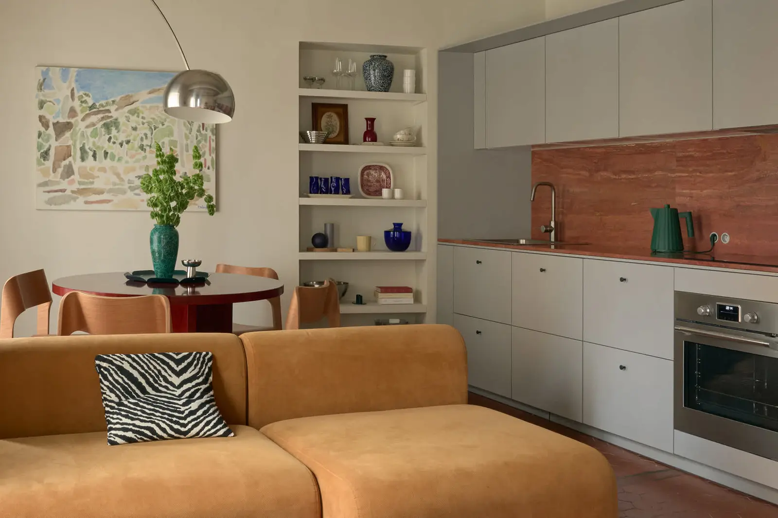 Apartament din Nice cu fresci istorice și bucătărie IKEA de lux