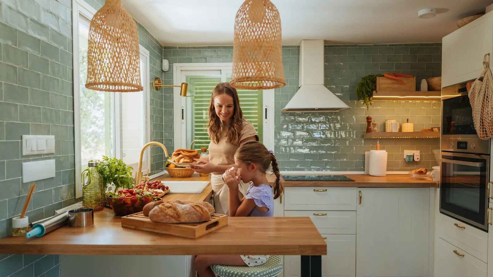 Transformă bucătăria cu un backsplash de tablă de călită la preț mic