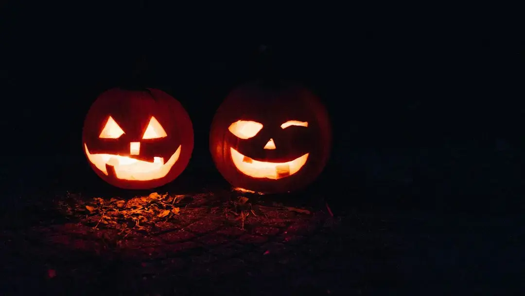 Transformă sticlele de Halloween cu dantelă neagră