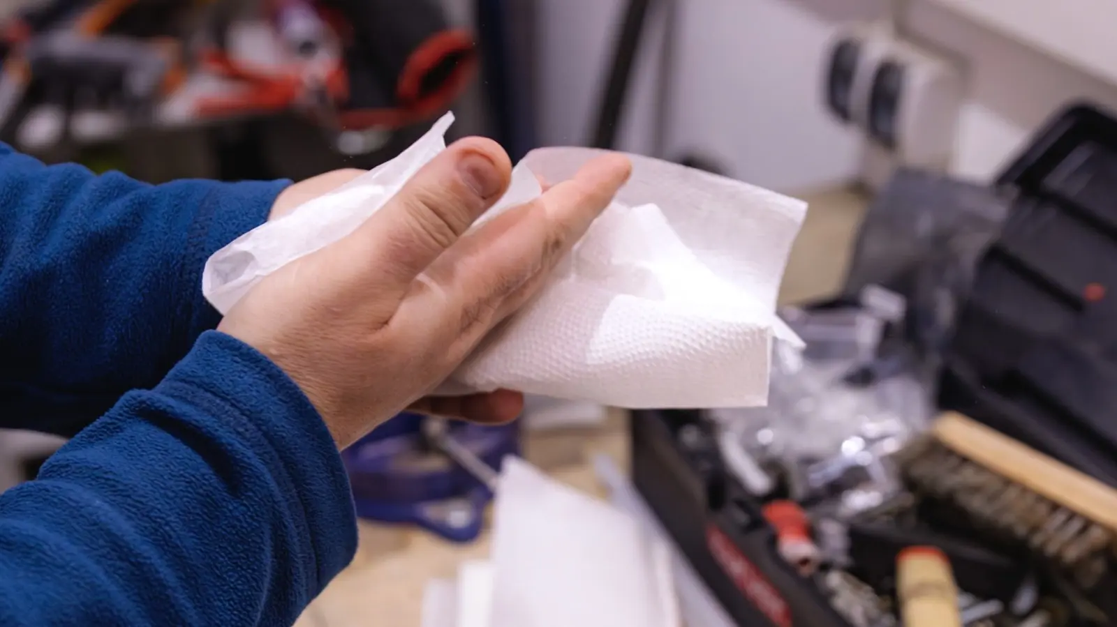 Trucul simplu pentru a scăpa de prosoapele de hârtie rătăcite prin garaj
