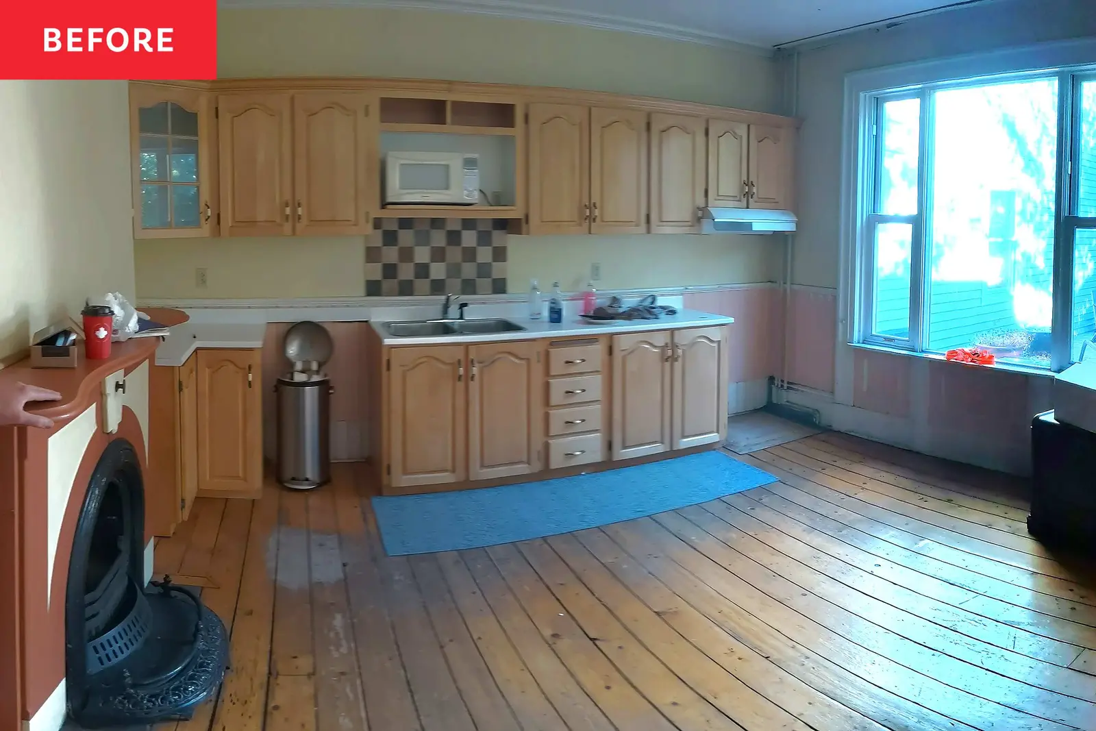 Un perete de mobilier IKEA a transformat o bucătărie de un secol în spațiu modern și practic