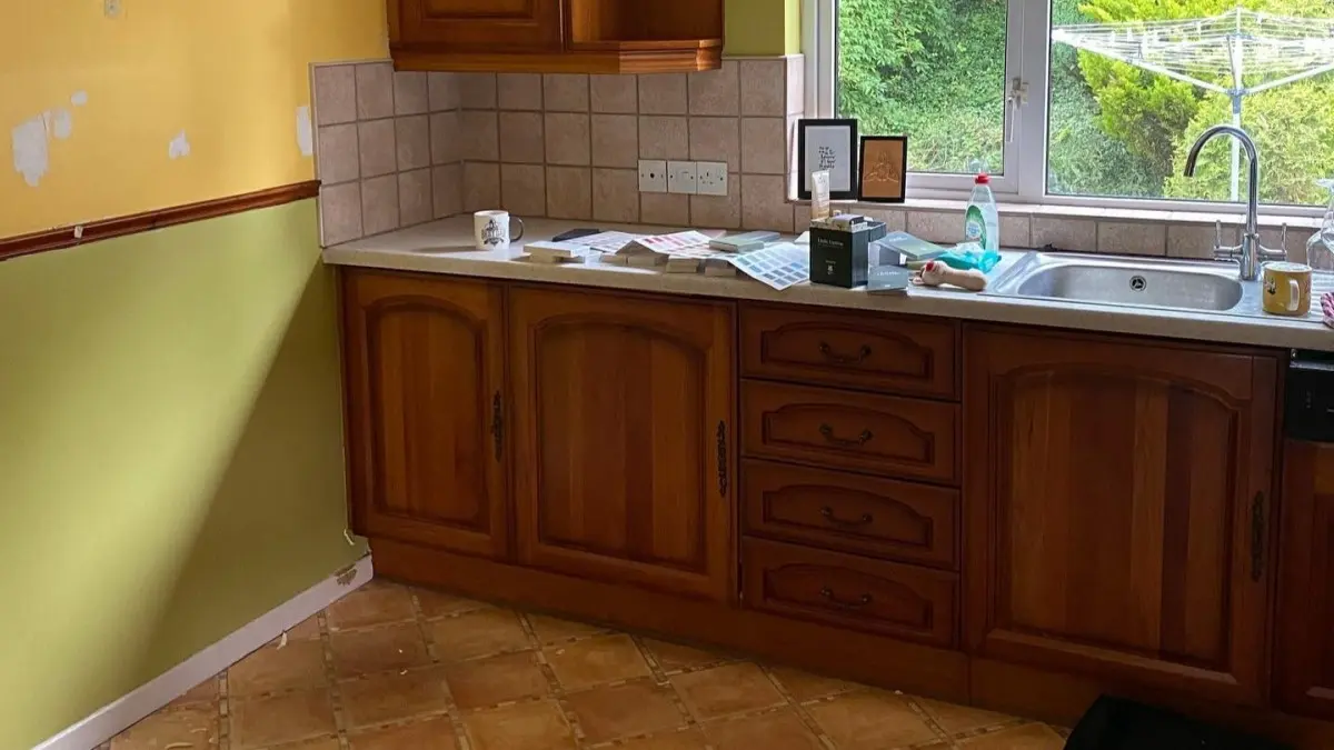 Vert De Terre transformă bucătăria cu lemn portocaliu în spațiu modern neutru